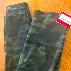 SPANK Seamless Leggings - Green Camo - size Small - NWT